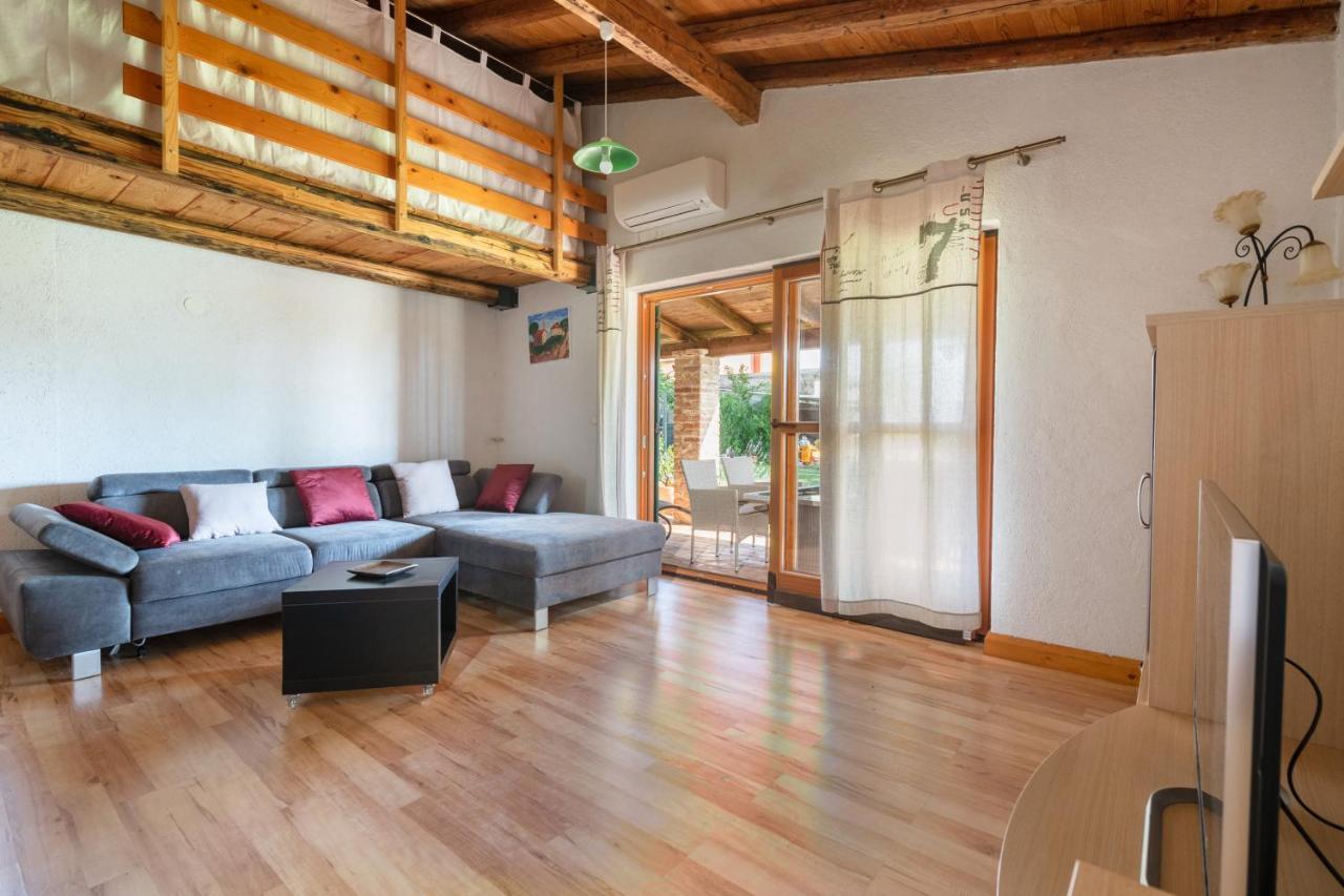House Boris Apartment Loborika Luaran gambar